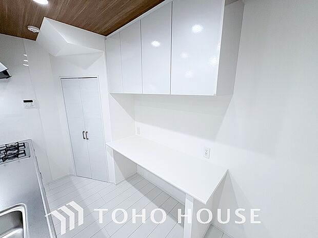 キッチン収納としてカップボードが標準装備。食器棚購入の必要もなく、直接壁付け施工で安心。