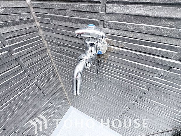 バルコニーにはスロップシンクが設置されています。浴室や洗面台で洗いにくいものはこちらで。