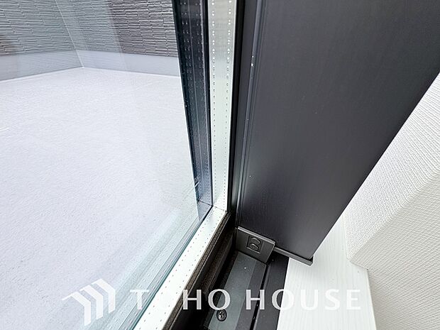 二層のガラスの間に空気層や特殊ガス層を作ることで断熱性能や結露防止効果を高めたサッシを装備してます。