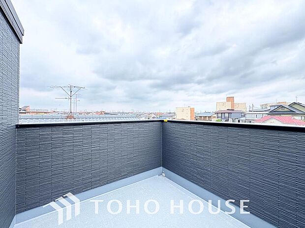 頬をなでる優しい風を感じることが出来るバルコニー。つい深呼吸をしたくなる気持ちの良い眺望です。