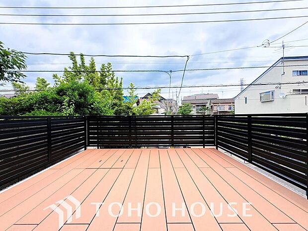 照明とスロップシンク水栓を備えたひろびろウッドデッキが施工済の新築分譲です。