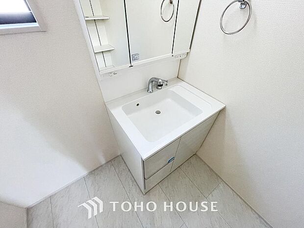 身だしなみのチェックがしやすい大きな鏡、下には収納がたっぷり。スッキリとした空間を演出いたします。