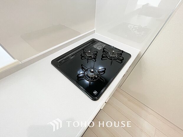 3口コンロは一度に複数のお料理を作ることができるメリットがあります。毎日のキッチンタイムを効率よく。