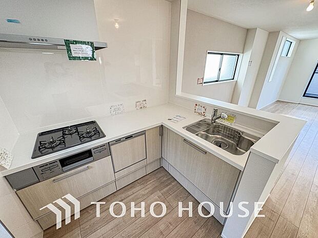 夫婦そろってキッチンに立っても調理がしやすく余裕の広さ。家事をしながら会話も弾みます。