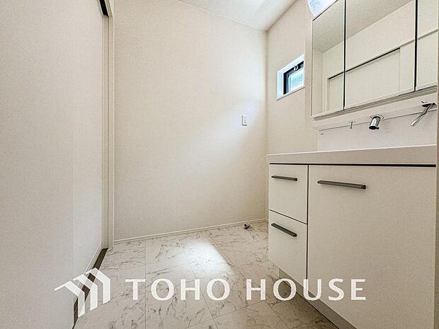 手で洗いたい大切な服など、広く使えると助かる洗面台は汚れの付きにくい形状と素材で造られております。