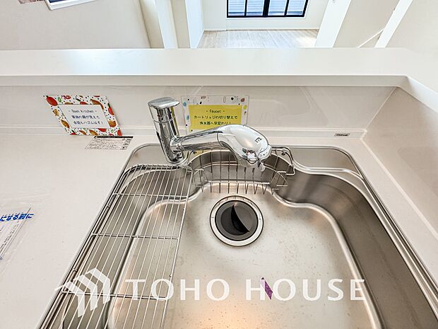 浄水器ボタンひとつで浄水と原水に切り替えられる浄水器一体型水洗を使用。