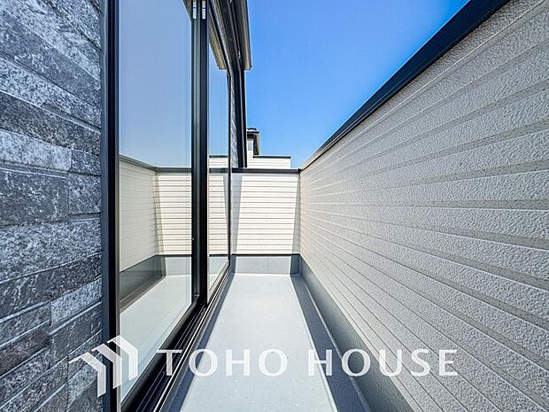 頬をなでる優しい風を感じることが出来るバルコニー。つい深呼吸をしたくなる気持ちの良い眺望です。