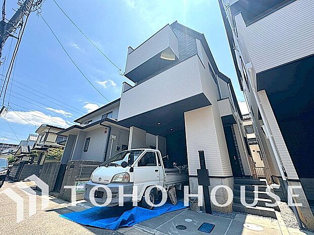 ゆったりとした駐車スペースを確保いたしましたので、大きめのお車でも駐車可能です。