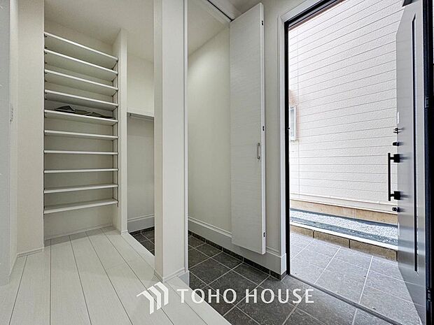 ゲストを招き、家族を迎える玄関は、ディスプレイや照明にこだわってみてはいかがでしょうか。