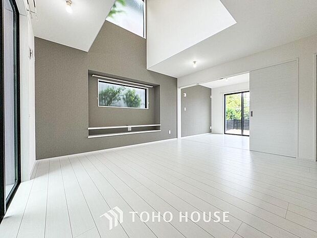 光が注がれる青い空から鮮やかに赤色にゆっくりと染まる。そんな優しい時間がここでは流れてゆく。