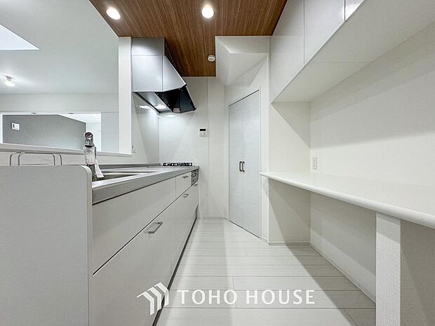 美しく使いやすいキッチン空間。優しい温もりを醸し出すキッチンは料理の為の配慮を随所に注ぎました。