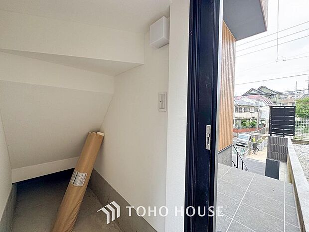 建物内部の収納には拘りました。共有部分に設けた収納。お荷物が多い方にも安心です。