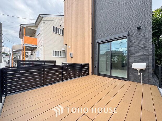 通風・採光に優れ、心地よい光と風があふれています。優しい陽射しが差し込むバルコニーとなっております。