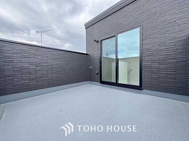 頬をなでる優しい風を感じることが出来るバルコニー。つい深呼吸をしたくなる気持ちの良い眺望です。