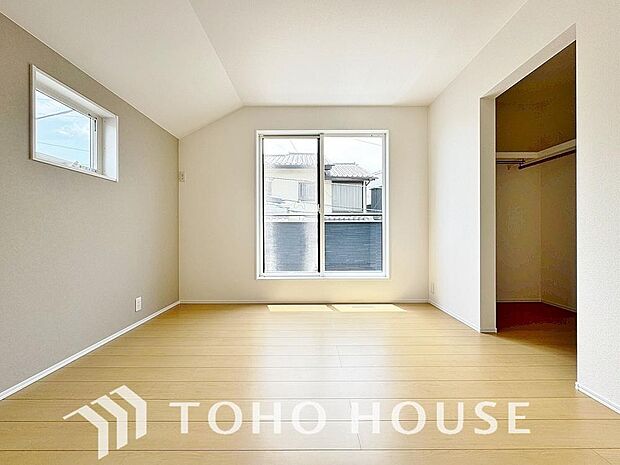 落ち着いたカラーの室内。インテリアやファブリックでお好みのテイストデザインを取り入れて頂けます。