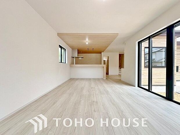 通風と採光を考慮したリビングは地域の鼓動を感じながらお寛ぎ頂くこと明るく穏やかな空気の中で飲んだり、食べたり空気感という居心地の良いBGMは、暮らしのステージを彩り、心からのやすらぎと満足が可能です。