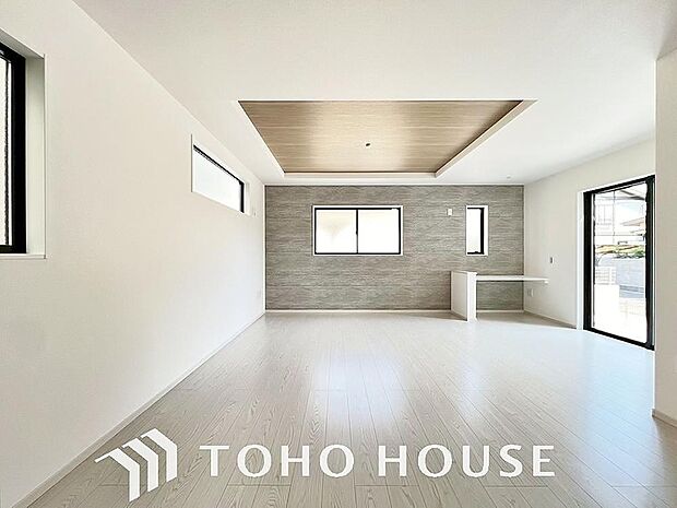 リビングも広く設け、訪れる人々を暖かく迎えてくれます。