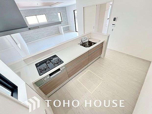 夫婦そろってキッチンに立っても調理がしやすく余裕の広さ。家事をしながら会話も弾みます。