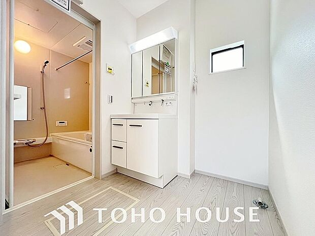 身だしなみのチェックがしやすい大きな鏡、下には収納がたっぷり。スッキリとした空間を演出いたします。