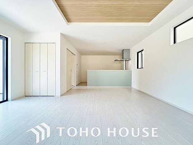 光が注がれる青い空から鮮やかに赤色にゆっくりと染まる。そんな優しい時間がここでは流れてゆく。