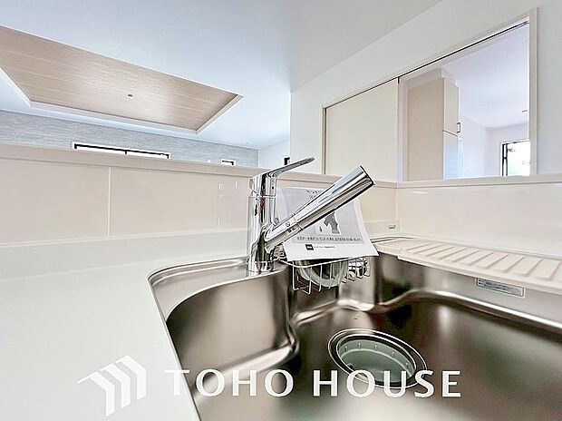 ワンタッチで浄水と原水を切り替えできる浄水器一体型水栓は水道水に含まれる有害物質を除去してくれます。