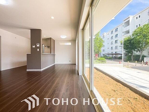 作り手の「気持ちの良いリビングでお過ごししていただきたい」という思いを感じさせます。