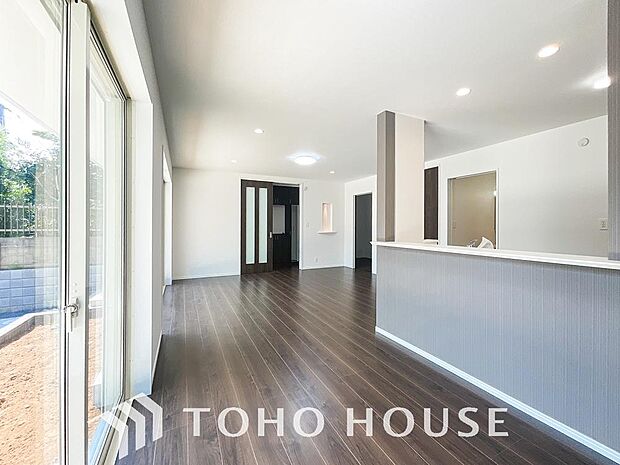 リビングも広く設け、訪れる人々を暖かく迎えてくれます。