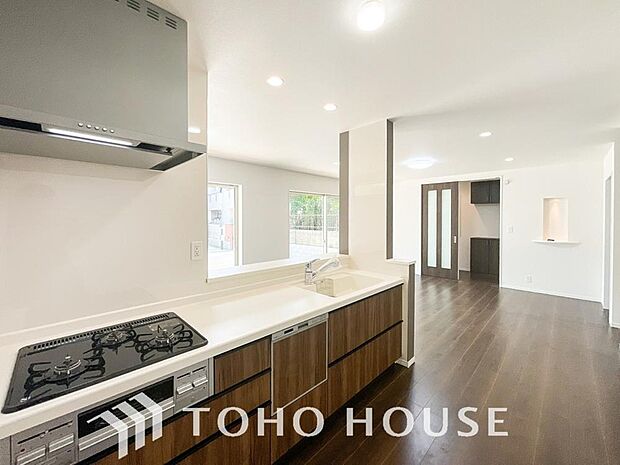 ご家族みんなで調理ができる位のスペースを実現したキッチン空間となっております。