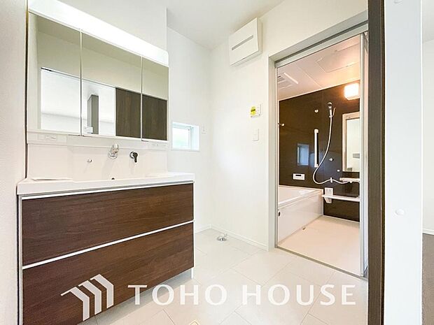 身だしなみのチェックがしやすい大きな鏡、下には収納がたっぷり。スッキリとした空間を演出いたします。