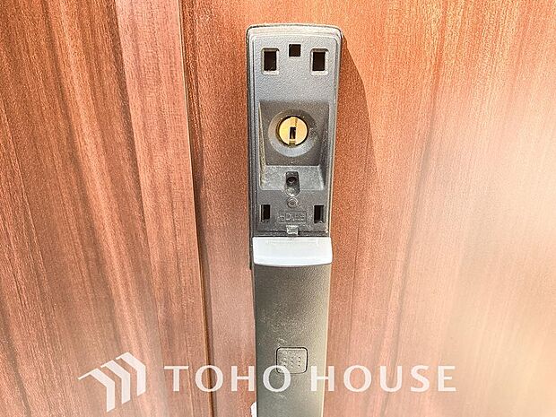 防犯対策への意識が高まっている最近では、補助錠として鍵穴のない電子錠を選ぶ方も増えています。