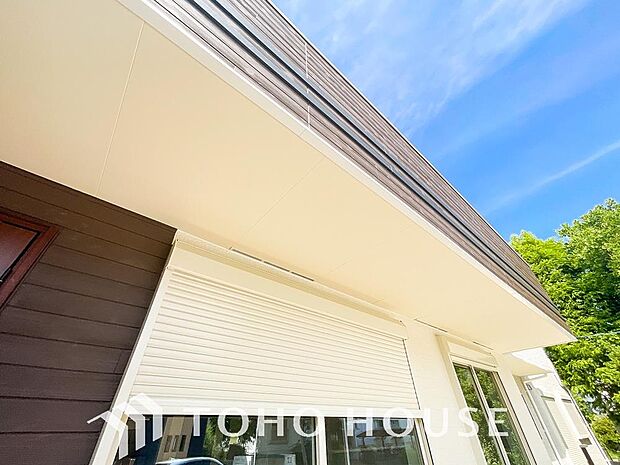 台風などの激しい雨風からお家を守るのはもちろん、空き巣対策などの防犯抑止や防音にも効果を発揮します。