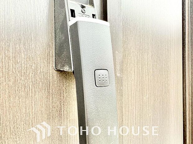 ICチップを用いたカードキー等で玄関扉の施錠＆解錠が出来る設備。最近は鍵穴の無いドアも増えてます。