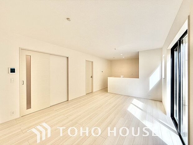 リビングも広く設け、訪れる人々を暖かく迎えてくれます。