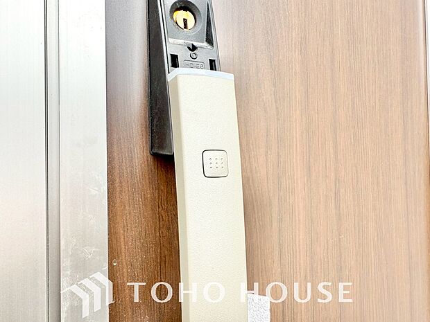 防犯対策への意識が高まっている最近では、補助錠として鍵穴のない電子錠を選ぶ方も増えています。