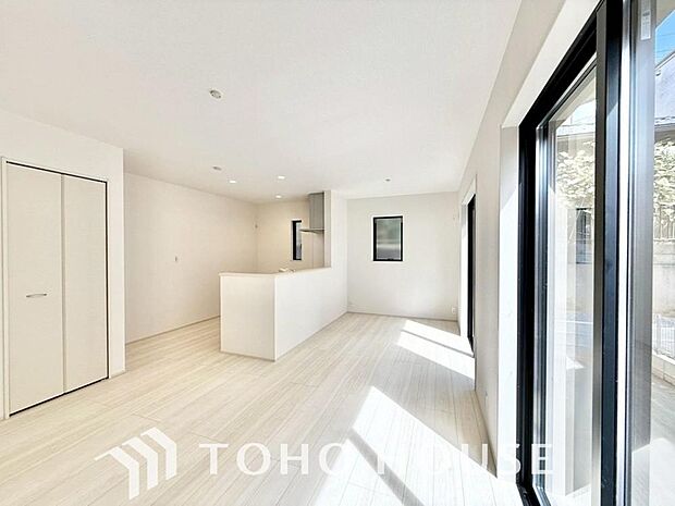 リビングも広く設け、訪れる人々を暖かく迎えてくれます。 