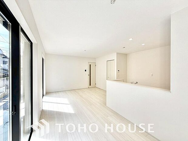 光が注がれる青い空から鮮やかに赤色にゆっくりと染まる。そんな優しい時間がここでは流れてゆく。