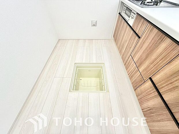 食品ストックや非常食・保存食の保管庫として活用できます。住まいの床下点検口としての役割もあります。