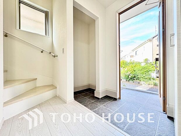 温かみのある色合いでデザインされた玄関は、優しい雰囲気です。帰りたくなる、安息の住まいです。