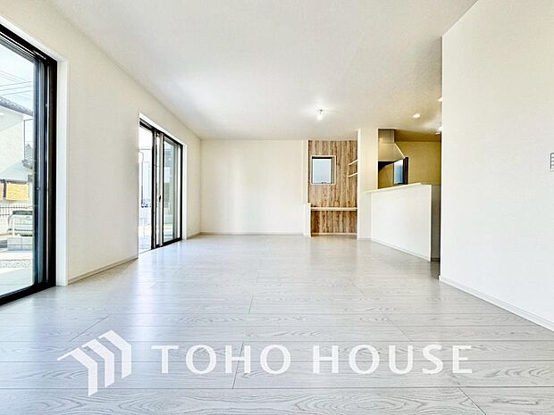 心温まるくつろぎを楽しめるリビングは、静かで落ち着いた癒しの空間となり、家族とゆったり過ごせます。