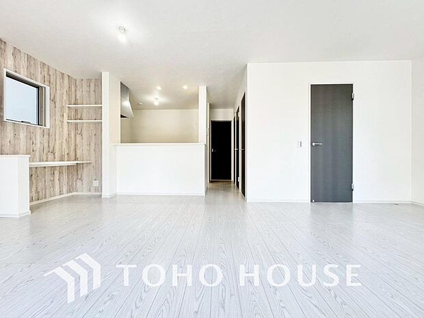 光が注がれる青い空から鮮やかに赤色にゆっくりと染まる。そんな優しい時間がここでは流れてゆく。