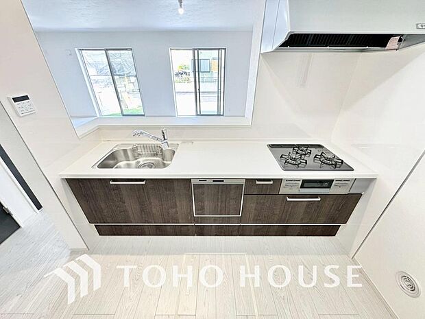 大型の冷蔵庫も配置できる広々としたキッチンスペースでお料理や家事をスムーズに進めることができます。