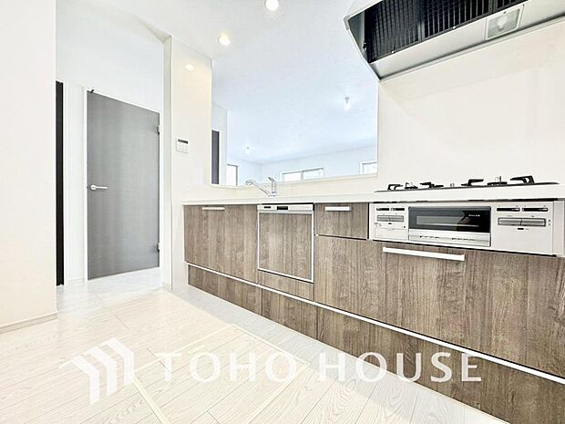 美しく使いやすいキッチン空間。優しい温もりを醸し出すキッチンは料理の為の配慮を随所に注ぎました。