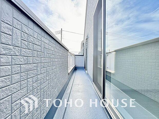 頬をなでる優しい風を感じることが出来るバルコニー。つい深呼吸をしたくなる気持ちの良い眺望です。