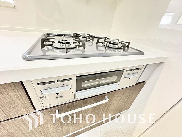 3口コンロは一度に複数のお料理を作ることができるメリットがあります。毎日のキッチンタイムを効率よく。