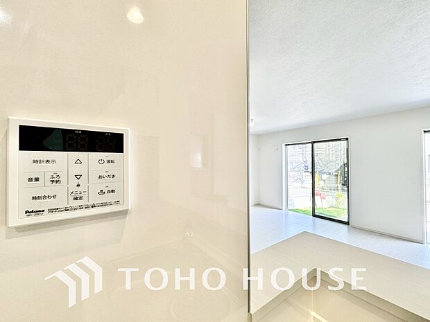 スイッチひとつで湯を浴槽に張ったり、保温や追い焚き機能を自動で行える便利なオートバスシステムを搭載。