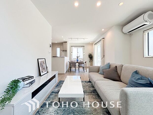 通風と採光を考慮したリビングは地域の鼓動を感じながらお寛ぎ頂くことが可能です。