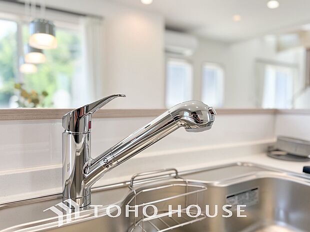 安全でおいしい水を手軽に。ボタンひとつで浄水と原水に切り替えられる浄水器一体型水洗を使用。