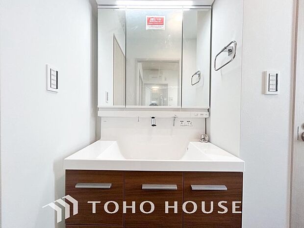 身だしなみのチェックがしやすい大きな鏡、下には収納がたっぷり。スッキリとした空間を演出いたします。