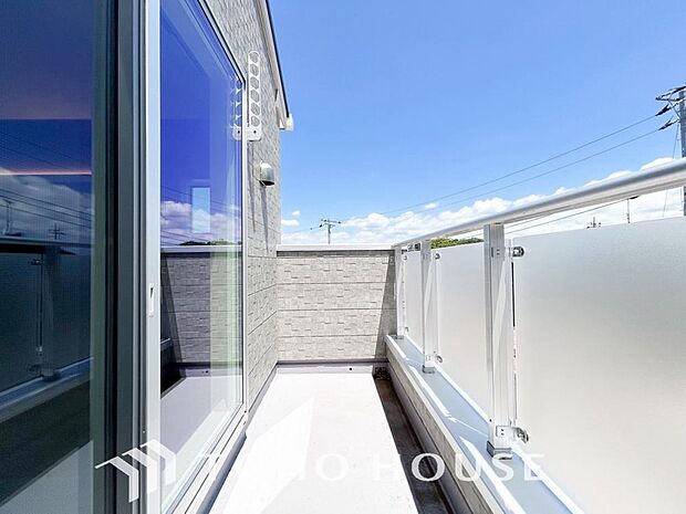 頬をなでる優しい風を感じることが出来るバルコニー。つい深呼吸をしたくなる気持ちの良い眺望です。