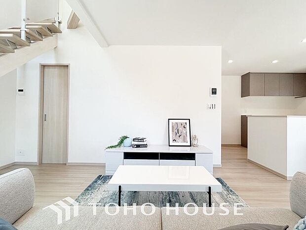 一日の中で多くの時間を過すことになるリビング。爽やかな通風と採光を存分に感じる事が出来る空間です。